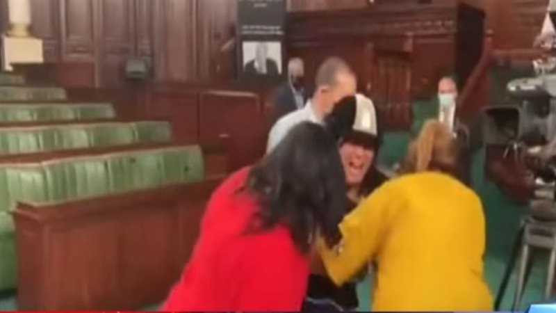 لحظة الاعتداء علي