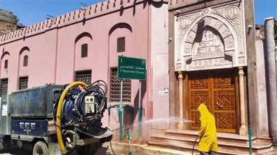 حملات تعقيم وتطهير مستمرة لدور العبادة والمنشآت الخدمية بأسيوط (صور) 