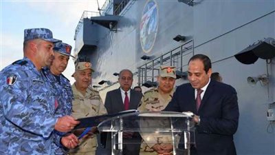 السيسي يستقل ميسترال جمال عبد الناصر إيذانا بانطلاق المناورة الاستراتيجية (قادر 2021)