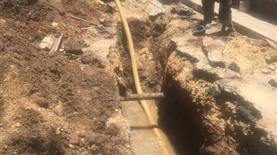 عودة مياه الشرب بعد إصلاح كسر بخط المياه العمومي بشارع راية بالمنيا