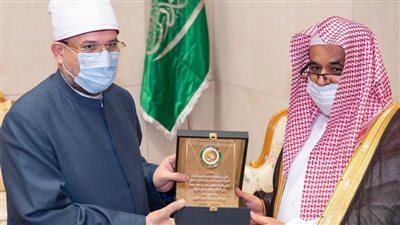مجمع الملك فهد لطباعة المصحف الشريف يهدي درعه لوزير الأوقاف