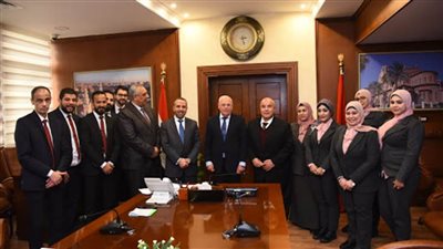 محافظ بورسعيد يشيد بالعاملين بالمنطقة الحرة والجمارك