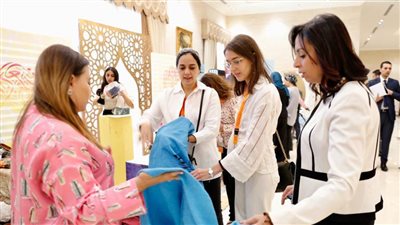 مايا مرسي تتفقد معرض منتجات الحرف اليدوية للسيدات