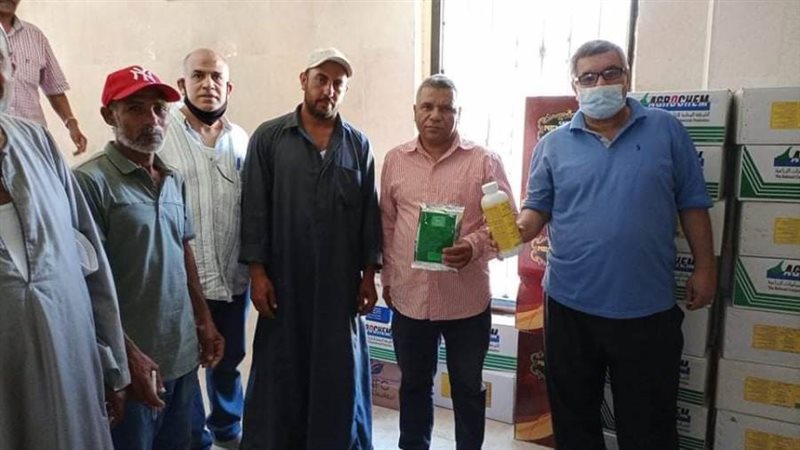 جانب من توزيع المبيدات