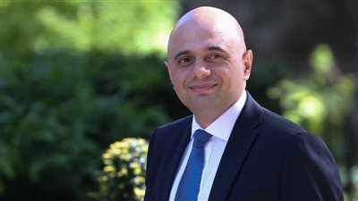 بريطانيا: لن يضطر متلقو التطعيم الكامل لكورونا العاملون في المدارس للعزل عند مخالطة مصاب