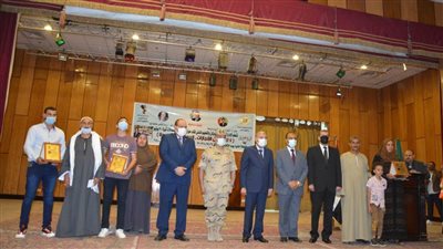 محافظ المنيا يشهد لقاءً حواريًا مع الشباب.. ويكرم عددًا من أسر الشهداء  