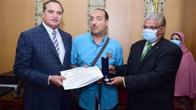 جامعة سوهاج تكرم 11طالبا من ذوي الهمم تعلموا الكمبيوتر بدون مرافق