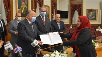 محافظ القاهرة يسلم تراخيص مشروعات للشباب