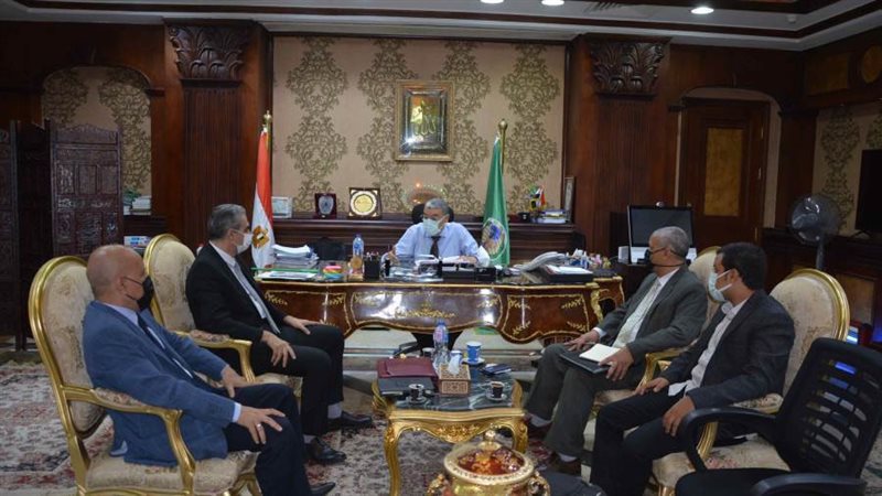 محافظ المنيا مع وفد