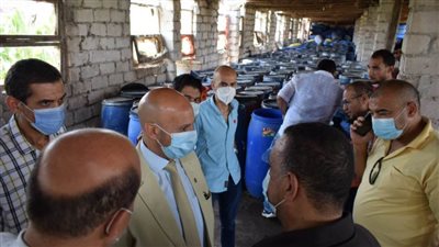 ضبط وإعدام أكثر  من 32 طن أغذية وتشميع مصنع مخللات بمزرعة دواجن بالشرقية 