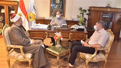 محافظ أسيوط يلتقي مسؤولي بيت العائلة المصرية لبحث ومناقشة تكثيف الأنشطة والمبادرات المجتمعية