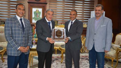 محافظ المنيا يكرم رئيس مدينة المنيا لترقيته سكرتيرًا عامًا مساعدًا لمحافظة أسيوط