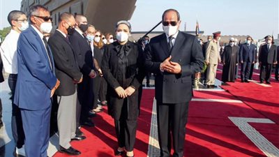 عاجل| الرئيس السيسي وقرينته يتقدمان جنازة السيدة جيهان السادات