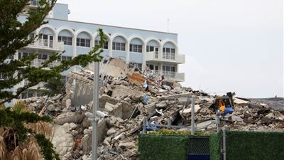 انتشال 14 جثة من موقع انهيار المبنى في فلوريدا الأمريكية 