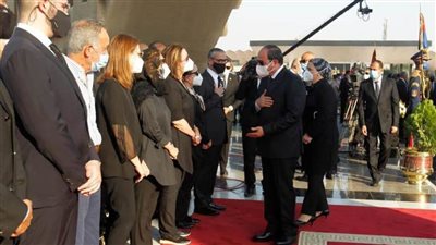 الرئيس السيسي وقرينته يقدمان واجب العزاء لأسرة السيدة جيهان السادات (صور)