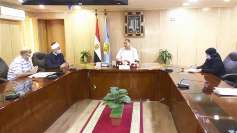 محافظ أسيوط يعقد