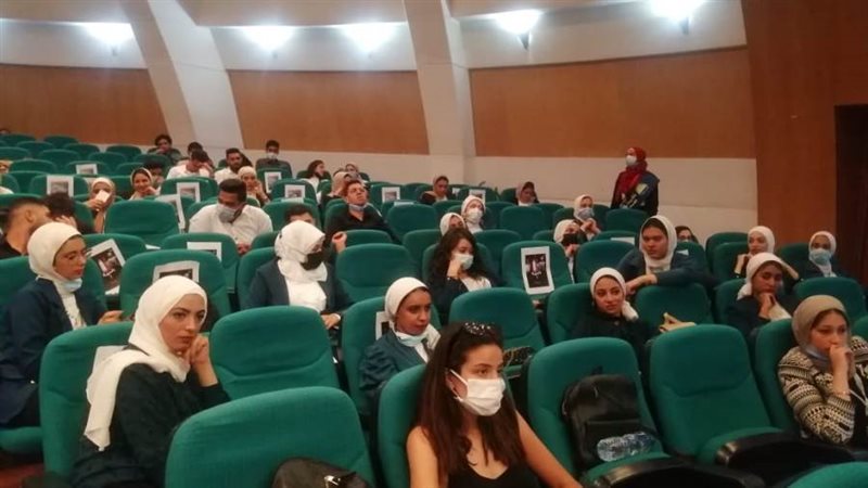 الطلاب أثناء مناقشة