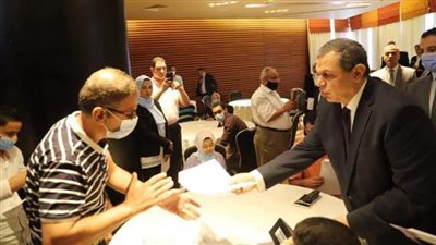 وزير القوى العاملة يسلّم 114 عقد عمل لذوي الهمم والعزيمة بالإسكندرية