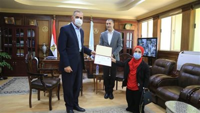  محافظ كفر الشيخ يكرم تاجرة الجرارات أمل الزناتي