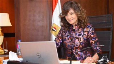 السفيرة نبيلة مكرم: ١٩٩٥ مواطنًا مصريًا عالقًا بالإمارات قام بالتسجيل لدى وزارة الهجرة