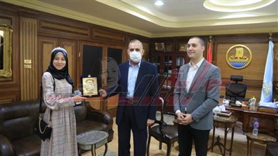 محافظ كفر الشيخ يكرم الزهراء لايق ومعلمها عقب تلاوتها للقرآن الكريم أمام الرئيس