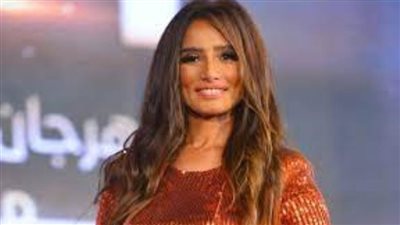 فيديو.. زينة ترفض الملابس المكشوفة بسبب توأمها