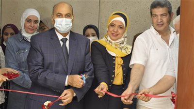 رئيس جامعة المنيا يفتتح معرض تناغمات لعميدة 