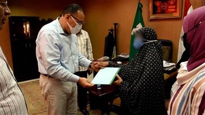 محافظ الشرقية يُسلم وحدة سكنية لإحدى السيدات الأولى بالرعاية