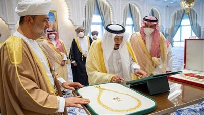 سلطان عمان وخادم الحرمين يتبادلان الأوسمة 
