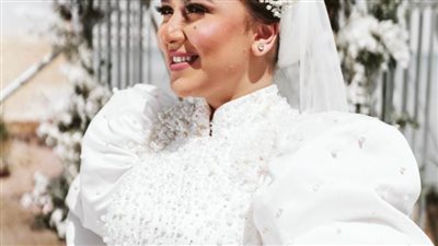 أوف شولدر أو بأكمام.. الستان موضة فساتين زفاف صيف 2021