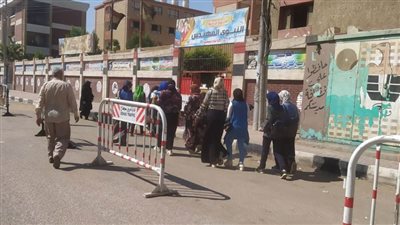 توافد طلاب الثانوية على لجان الامتحانات بسوهاج