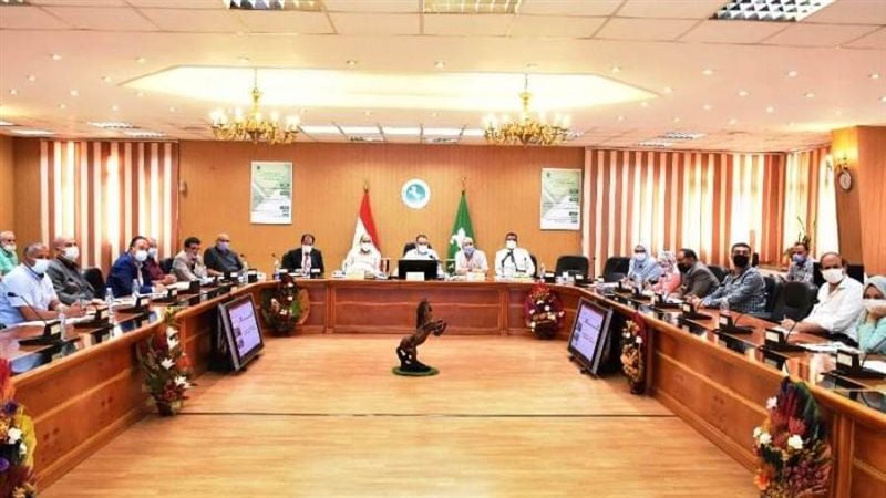 محافظ الشرقيه يجتمع