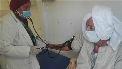 علاج 276 مواطنًاً في قافلة بقرية مهدي الأخرم بالفشن