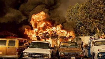 عاجل| نيران تطارد السيارات على طرق الغرب الأمريكي  (فيديو)