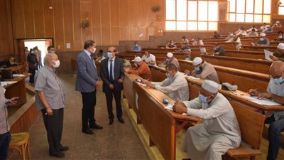 رئيس جامعة سوهاج يتفقد امتحانات الدراسات العليا والدبلومات بكلية الآداب