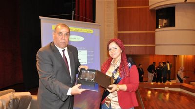 رئيس جامعة حلوان يكرم 85 موظفا وعاملا مثاليا ويمنحهم مكافآت