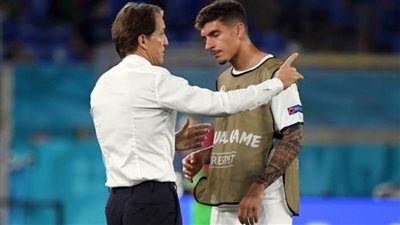 شاهد مدافع إيطاليا يدخن السجائر احتفالاً بلقب أبطال «يورو 2020»