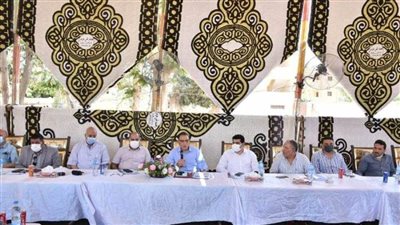 محافظ الشرقية يعقد حوارًا مجتمعيًا مع أهالي الحسينية ضمن 