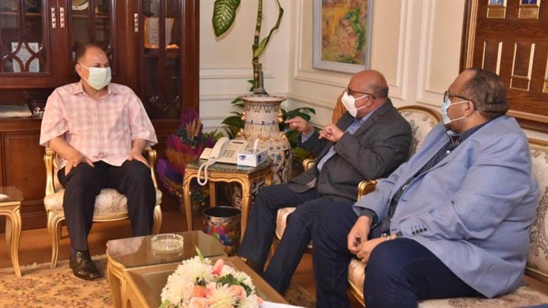 محافظ أسيوط يلتقي