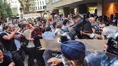 لبنان: عشرات الجرحى في مواجهات بين قوات الأمن ومحتجين من أهالي ضحايا انفجار مرفأ بيروت