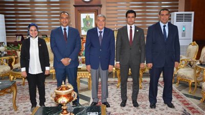  محافظ المنيا يكرم متدربي البرنامج الرئاسي لتأهيل الشباب للقيادة 