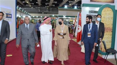 يوسف العميري رئيس بيت الكويت للأعمال الوطنية يزور معرض الكتاب