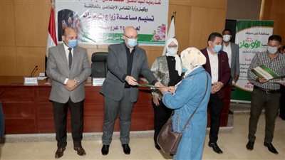  محافظ بنى سويف يسلم  25  فتاة يتيمة مساعدات زواج  