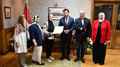 وزير الشباب والرياضة يكرم الطالبة 