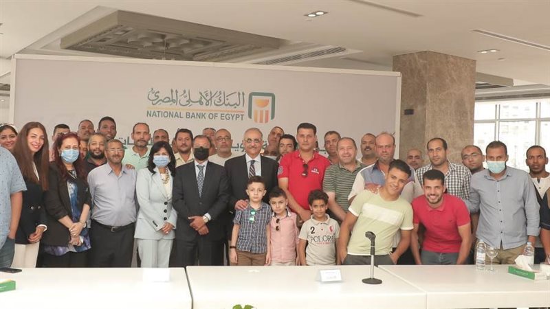 الفائزين بعد تسلمهم