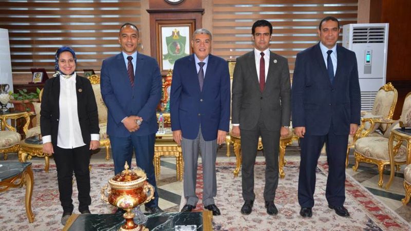 محافظ المنيا يكرم