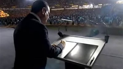 الرئيس السيسي يوقع على وثيقة المشروع القومى 