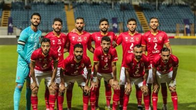 الأهلي بزيه التقليدي 