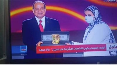 محافظ المنيا يهنئ موظفين بالتحول الرقمي عقب تكريمهما من رئيس الجمهورية