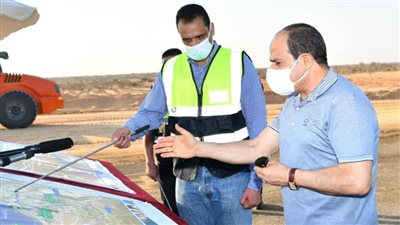 السيسي يتفقد مشروعات تطوير شبكة محاور وطرق الساحل الشمالي (فيديو)
